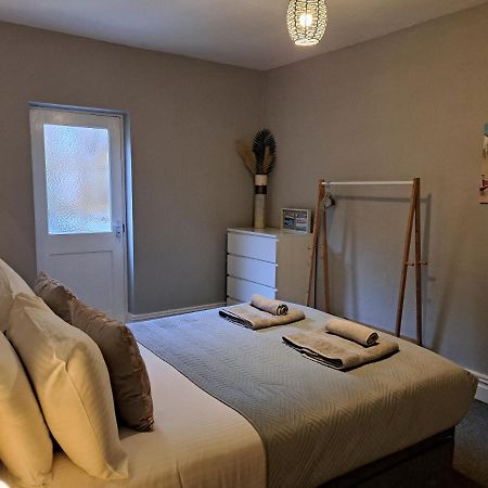 Llandudno Apartment, Quirky Pub With Tropical Beer Garden Екстериор снимка