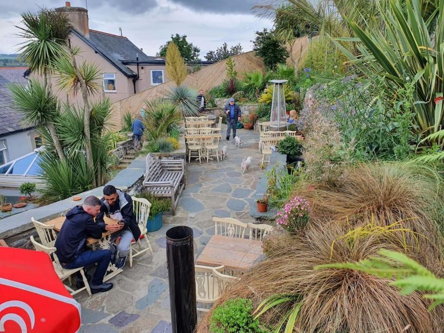 Llandudno Apartment, Quirky Pub With Tropical Beer Garden Екстериор снимка