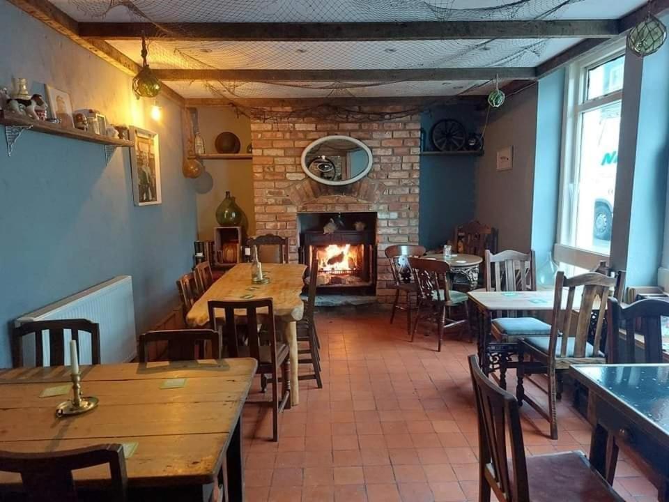 Llandudno Apartment, Quirky Pub With Tropical Beer Garden Екстериор снимка