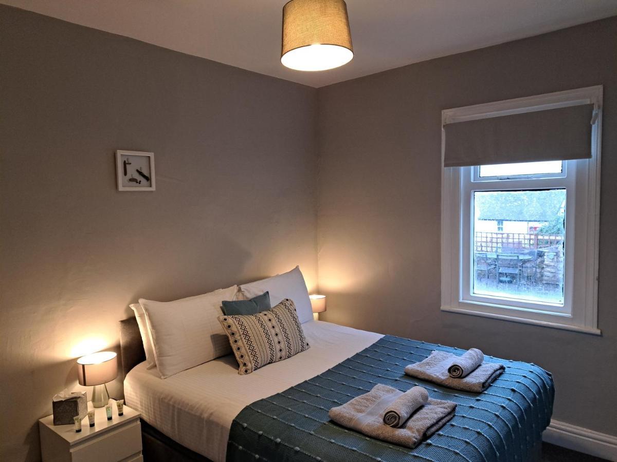 Llandudno Apartment, Quirky Pub With Tropical Beer Garden Екстериор снимка